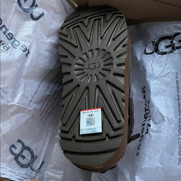 UGG® LEATHER GOLDENSTAR SLINGBACK CLOGS - Picture 8 of 9